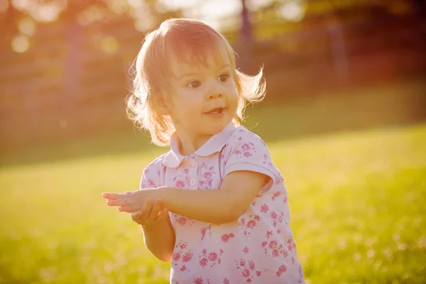 Schattige Schattig Babymeisje Buiten Spelen Bij Zonsondergang Licht — Stockfoto