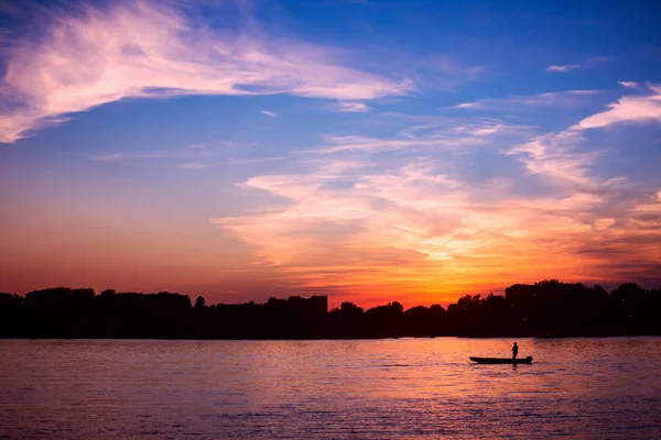 Sırbistan, günbatımı gökyüzü, yatay, Tuna Nehri üzerinde güzel gün batımı.