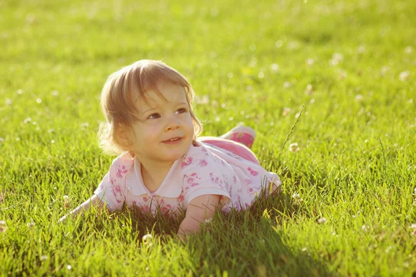 Cute Little Girl Jest Kłamliwy Dół Trawę Łące — Zdjęcie stockowe