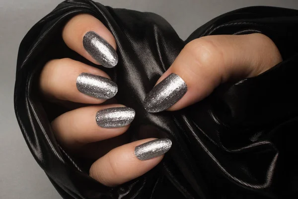 Main Féminine Avec Des Ongles Brillants Couleur Argent Tient Textile — Photo