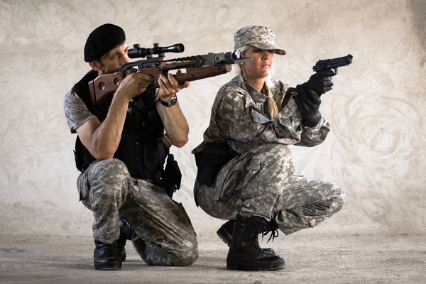 Soldaten Militäruniform Zielen Mit Armbrust Und Pistole Und Hocken Auf — Stockfoto