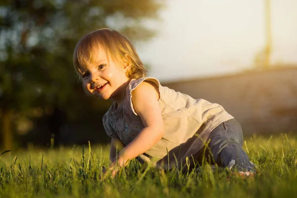 Vrolijke Lachende Meisje Spelen Gras Buitenshuis — Stockfoto