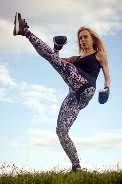 Middle Aged Attractive Sporty Woman Boxing Gloves Practicing Kick Boxing — Stock Photo, Image