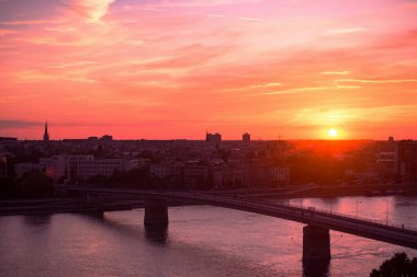 Gün batımında güzel dramatik gökyüzü manzara Novi Sad Sırbistan'ın Tuna Nehri üzerinde.