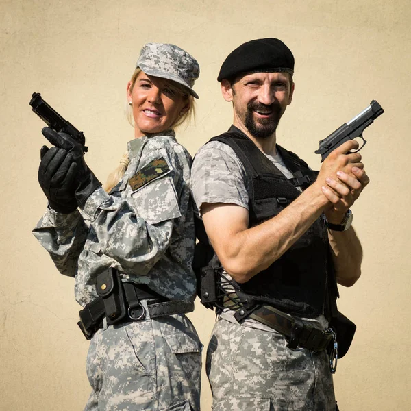 Mujer Sonriente Los Soldados Con Uniforme Militar Posan Con Pistolas —  Fotos de Stock