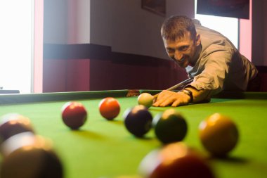 Gülümseyen bilardo oyuncu bilardo oynarken ya da bilardo kulüp, isteka spor kavram snooker.