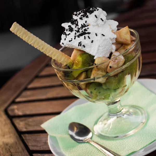 バナナ キウイ ホイップ クリーム 甘い食べ物 菓子からフルーツ サラダ デザート — ストック写真
