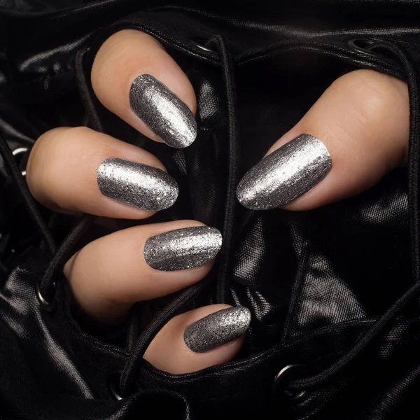 Vrouwelijke Hand Met Zilveren Flonkerde Nagels Zwart Textiel Achtergrond Manicure — Stockfoto