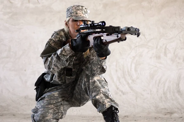 Soldatin Militäruniform Zielt Und Schießt Mit Armbrustwaffe — Stockfoto