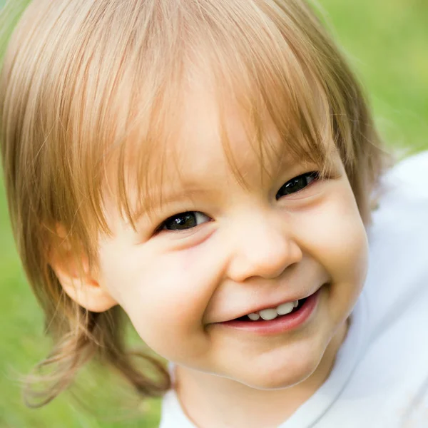 Close Portret Van Vrolijk Lachende Kind Blond Haar Babymeisje — Stockfoto