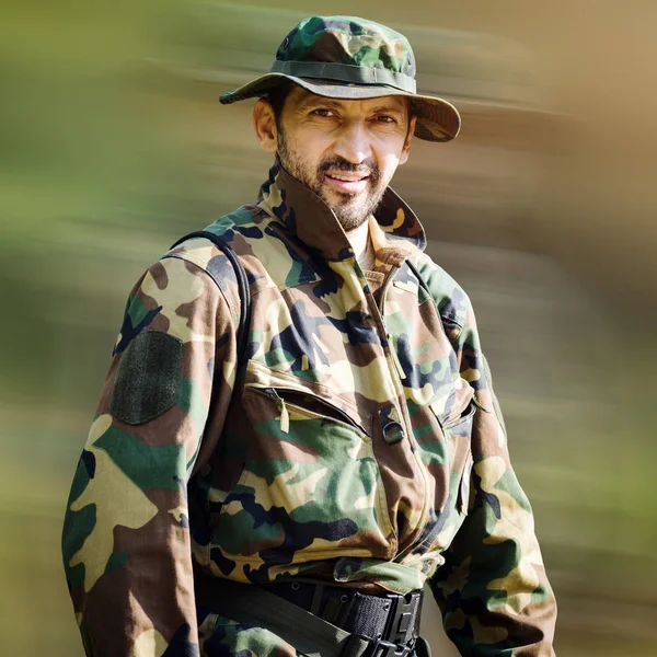 Potret Pria Tampan Dengan Seragam Militer Hijau Khaki Dan Topi — Stok Foto