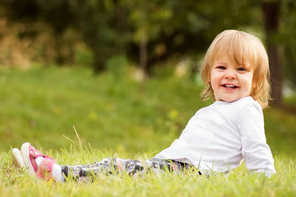 Lachende Schattig Blond Haar Kleine Meisje Zitten Gras Buitenshuis — Stockfoto