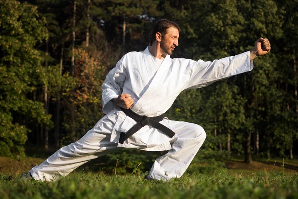 Karateist Maestro Karate Kimono Bianco Con Cintura Nera Sta Praticando — Foto Stock