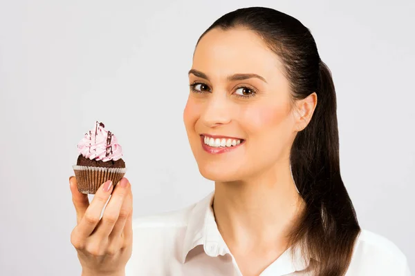 Den Vackra Kvinnan Holding Och Äta Ljusa Rosa Cupcake Dessert — Stockfoto