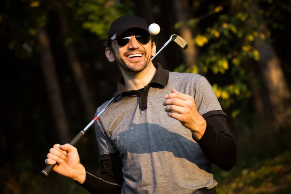 陽気な笑顔の遊び心のあるゴルファーやゴルフ プレーヤーの肖像画 ロイヤリティフリーのストック画像