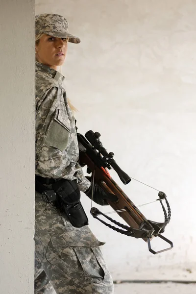 Soldado Está Sosteniendo Arma Ballesta Sobre Fondo Gris Pared —  Fotos de Stock