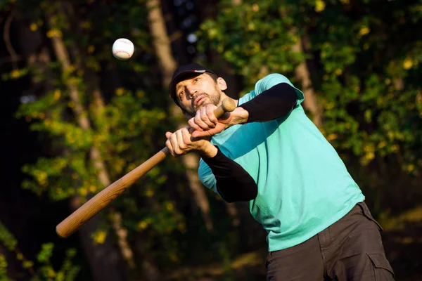 Jogador Beisebol Está Jogando Beisebol Como Recreação Parque Natureza — Fotografia de Stock