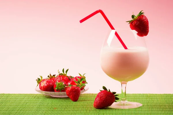 Bebida Batido Morango Com Morangos Fundo Rosa — Fotografia de Stock