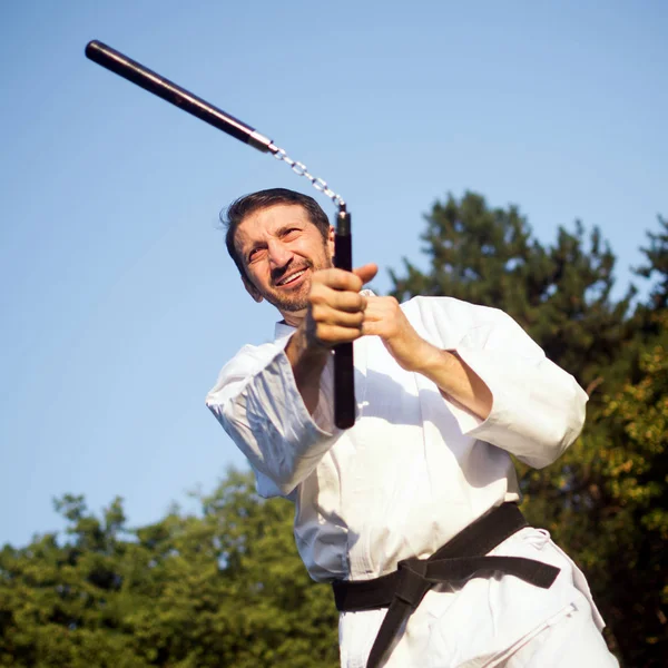 기모노에 스포티 공원에서에서 Nunchaku 무기와 능력을 로열티 프리 스톡 이미지