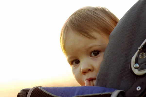 Cute Little Nieśmiały Dziewczynka Jest Ukrywanie Się Patrząc Kamery Wózka — Zdjęcie stockowe