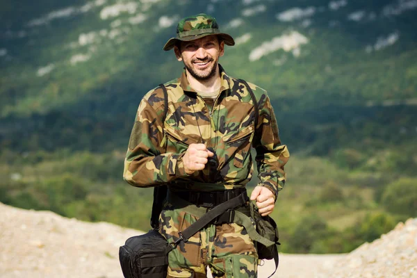 Hombre Sonriente Uniforme Militar Está Trotando Naturaleza Viaje Concepto Aventura —  Fotos de Stock