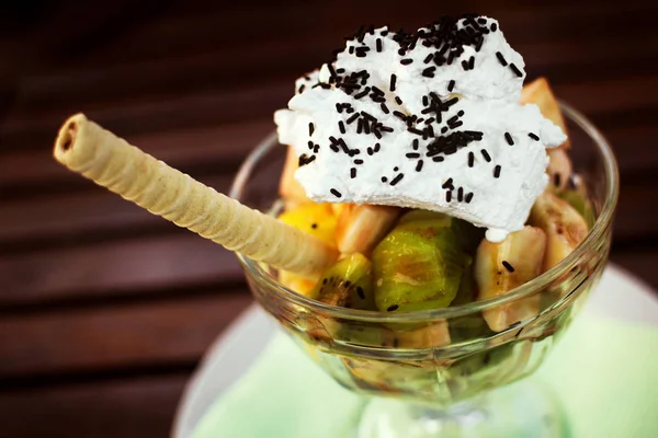 Ensalada Frutas Postre Dulce Kiwi Frutas Naranja Con Crema Batida —  Fotos de Stock