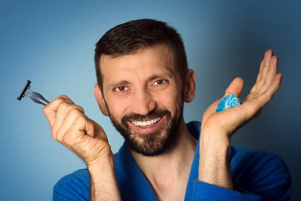 Μέσης Ηλικίας Χαμογελώντας Γενειοφόρος Άνδρας Κρατάει Στα Χέρια Κρέμα Ξυρίσματος — Φωτογραφία Αρχείου