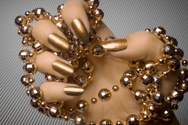 Main Féminine Avec Des Ongles Bronze Tient Bijoux Perles Bronze — Photo