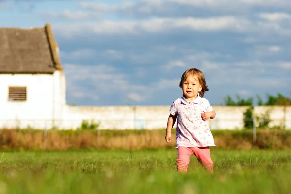 Schattig Meisje Blond Haar Spelen Gras Buitenshuis Jeugd Gezin Leven — Stockfoto