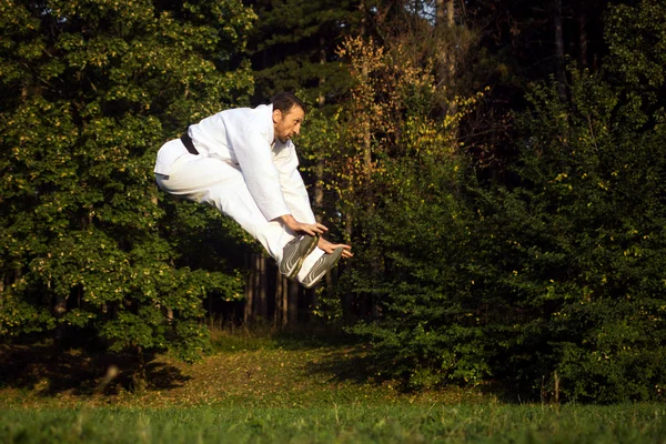 Man Witte Kimono Springen Het Beoefenen Van Buiten Natuur — Stockfoto