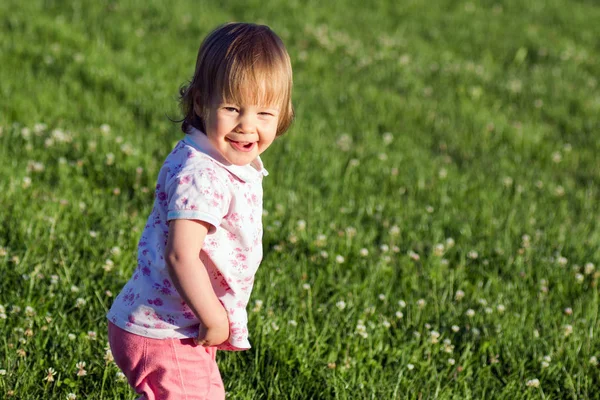 Leuk Speels Meisje Glimlachend Staat Groen Gras — Stockfoto