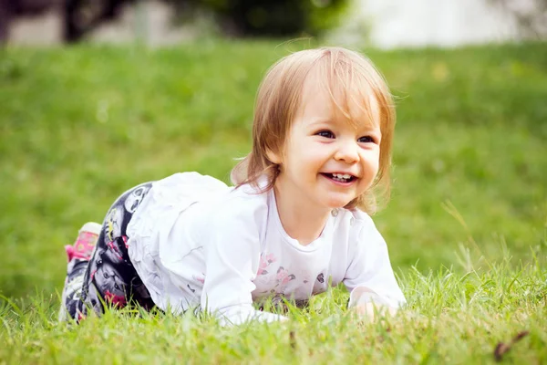 Leuke Speelse Lachende Babymeisje Speelt Het Gras Buitenshuis — Stockfoto