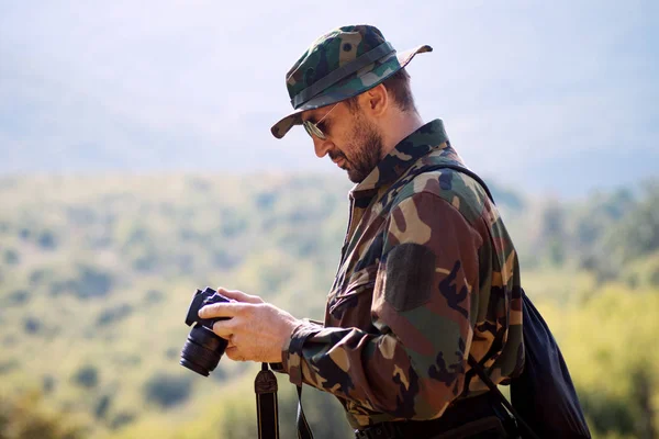 Excursionista Biólogo Uniforme Militar Está Viendo Previsualizando Fotos Cámara Naturaleza —  Fotos de Stock