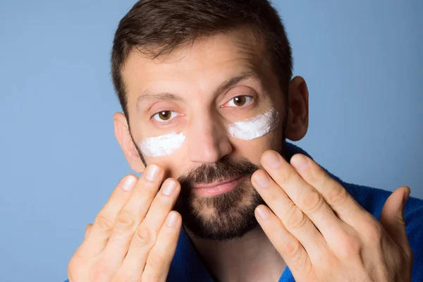 Bonito Homem Meia Idade Está Usando Creme Facial Seu Rosto — Fotografia de Stock