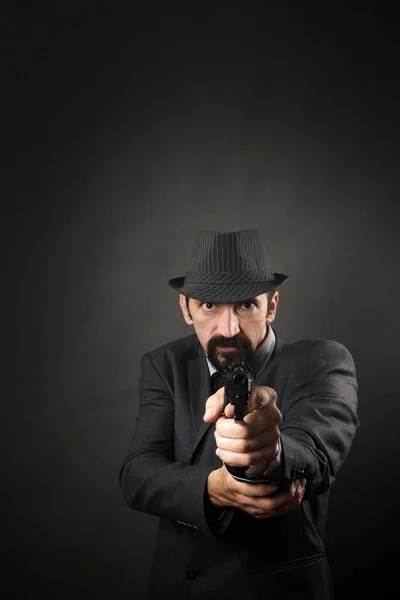 Antiguo Gángster Traje Sombrero Está Apuntando Con Pistola Sobre Fondo —  Fotos de Stock