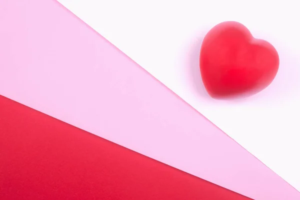 Punainen Sydän Valkoisella Vaaleanpunainen Punainen Tausta Rakkauden Symboli Ystävänpäivä Minimalismi — kuvapankkivalokuva