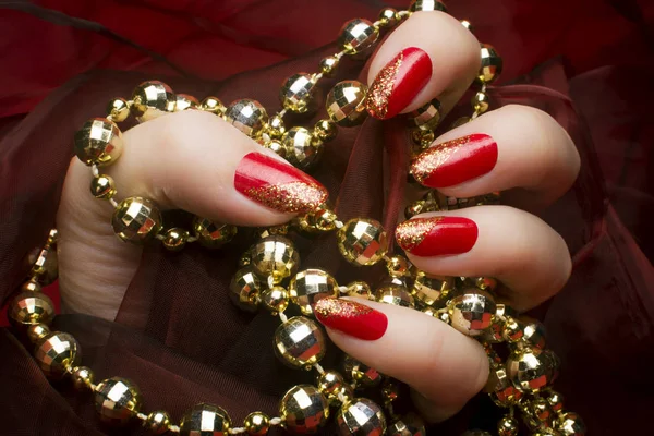 Female Hand Golden Glittered Red Nails Holding Gold Pearl Jewelry — Stock Photo, Image