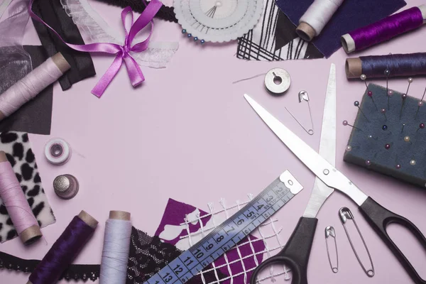 裁縫道具や裁縫道具はピンクの背景に します — ストック写真
