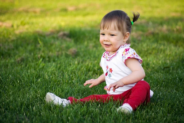 Klein meisje op gras — Stockfoto