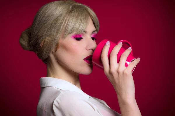Fashionable Trendy Blond Hair Woman Pink Make Drinking Red Pink — Stock Photo, Image