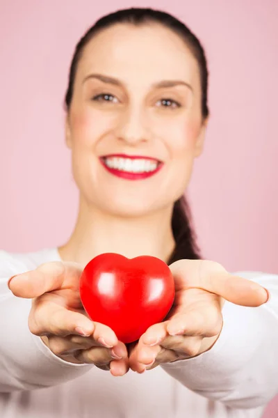Usmívající Žena Drží Dávat Červené Srdce Sdílení Lásky Růžovém Pozadí — Stock fotografie