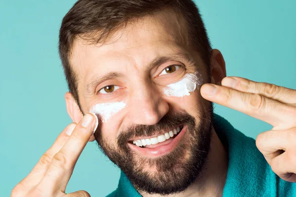 Homem Bonito Alegre Sorridente Está Aplicando Creme Facial Para Homens — Fotografia de Stock