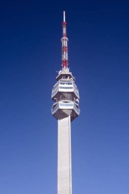 Avala kule mavi gökyüzü arka plan üzerinde Sırbistan Belgrad'da Avala dağda.