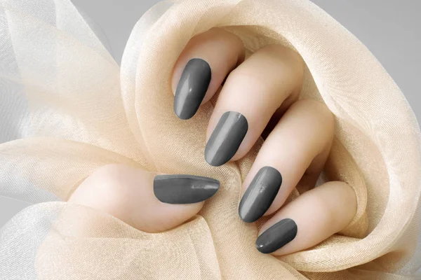 Grijze nagels manicure — Stockfoto