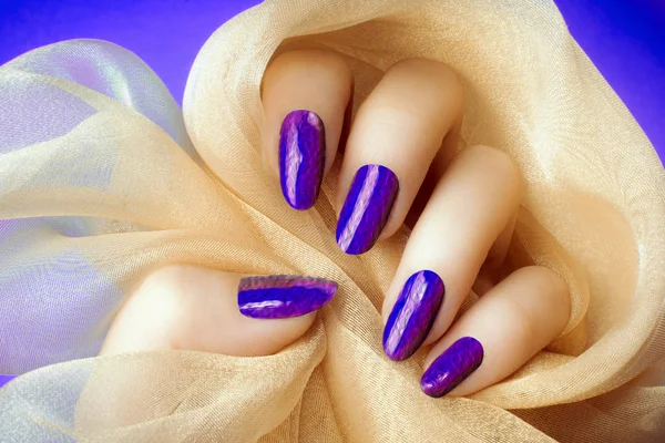 紫色纹理指甲美甲 — 图库照片