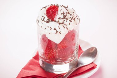 çilekli krem şanti tatlısı