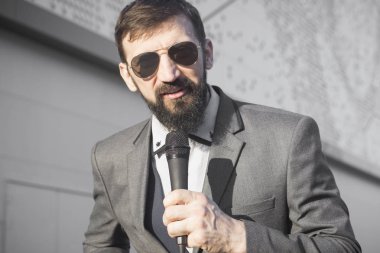 konuşan Tv muhabiri