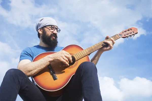 Homem barbudo tocando guitarra — Fotografia de Stock