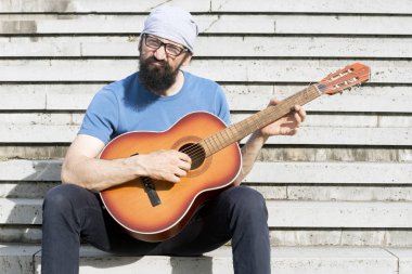 gitar çalan komik adam