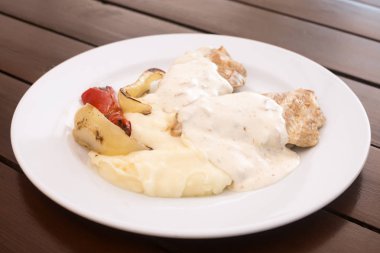 tavuk eti beşamel sos